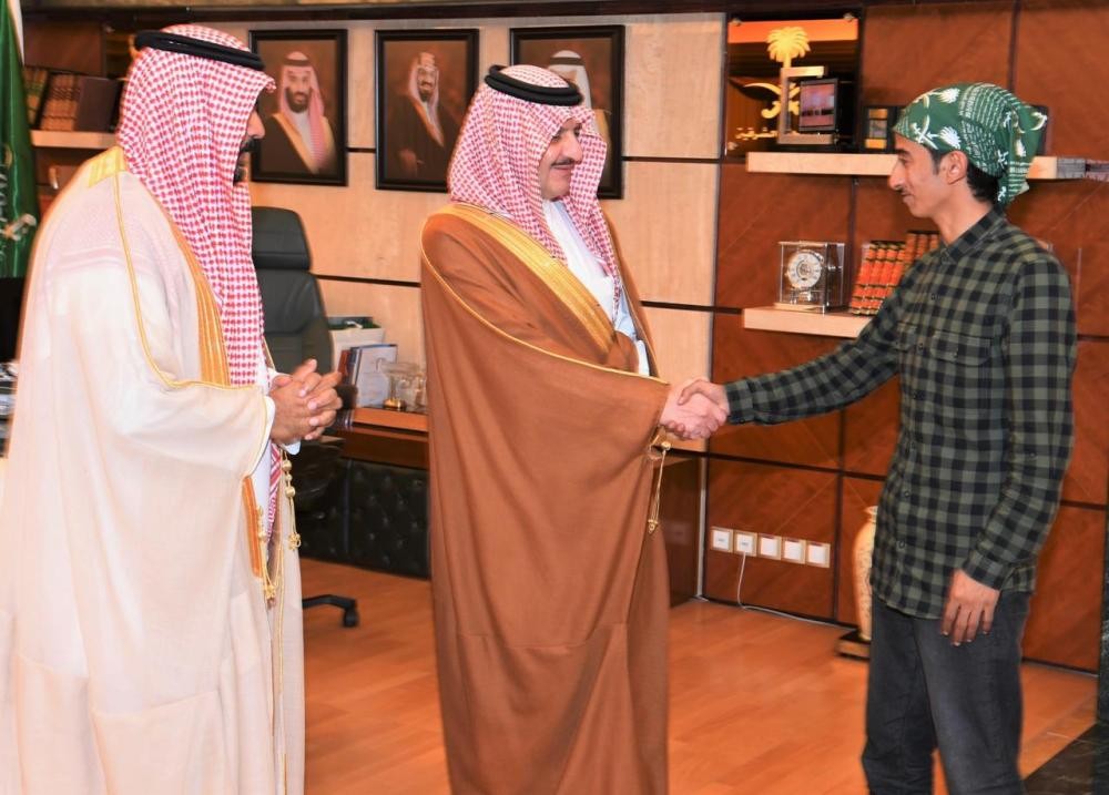 أمير الشرقية يستقبل الرحالة سعود خلبان