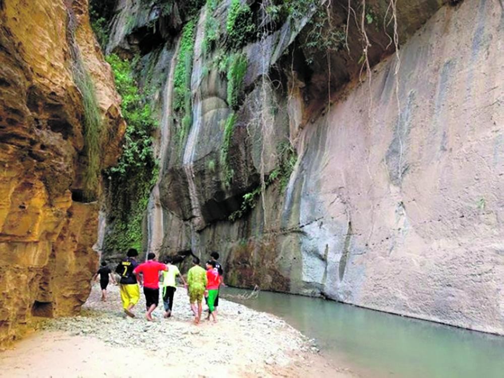جبل القهر يجاور السحاب وشلالات المياه تزينه