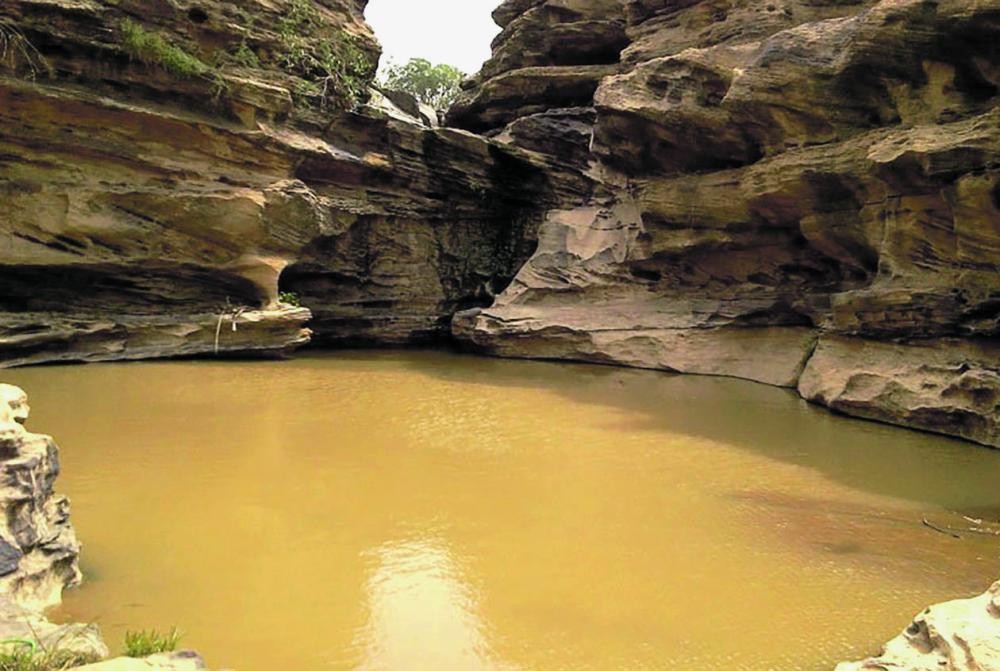 جبل القهر يجاور السحاب وشلالات المياه تزينه