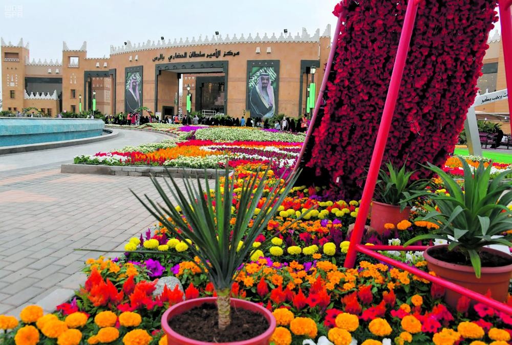 سجادة الزهور تجذب زوار مهرجان البيئة بالرس