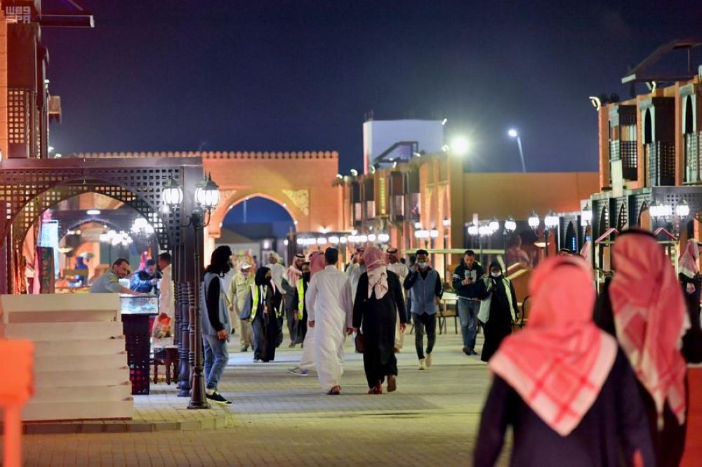 توافد الزوار على القرية السعودية للإبل