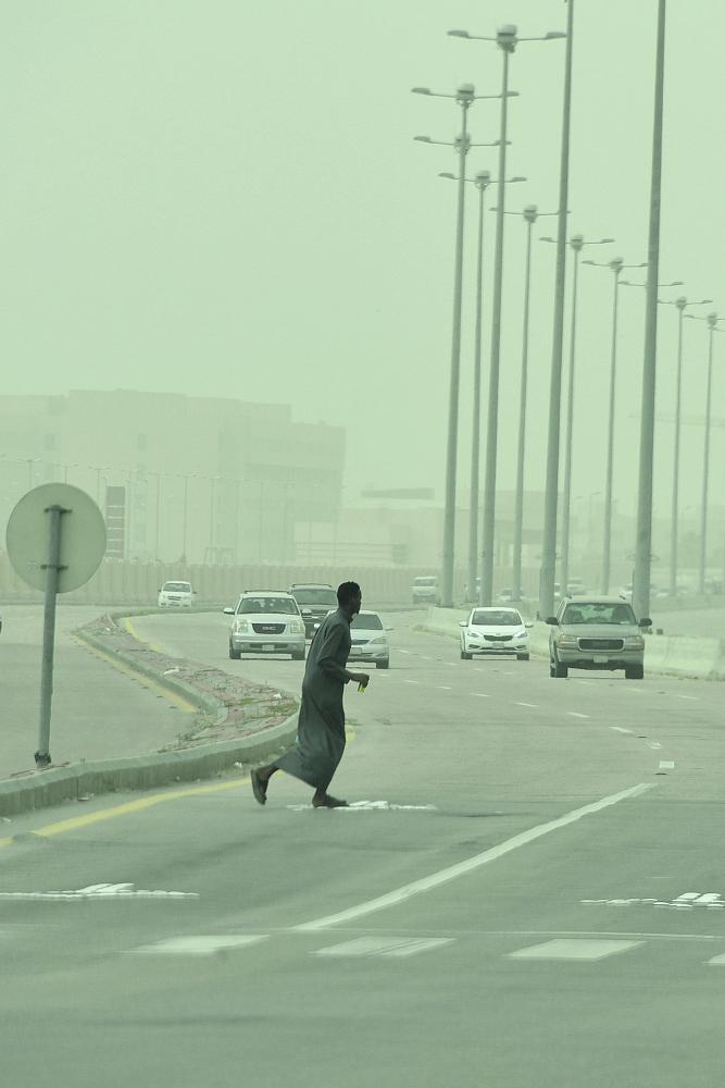 موجة غبار تداهم الشرقية وتحد من الرؤية الأفقية