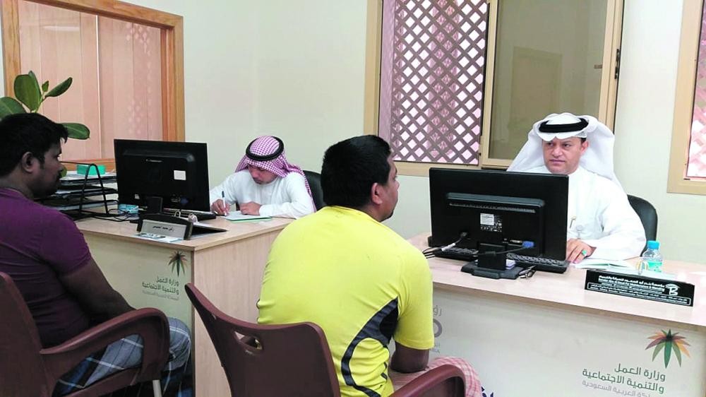 رغم الحملات.. عمالة تنشر الفوضى في باب الشمال بالقطيف