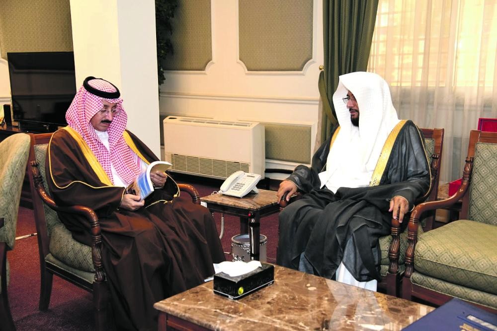 محافظ الأحساء يتسلم التقرير السنوي للمجلس البلدي