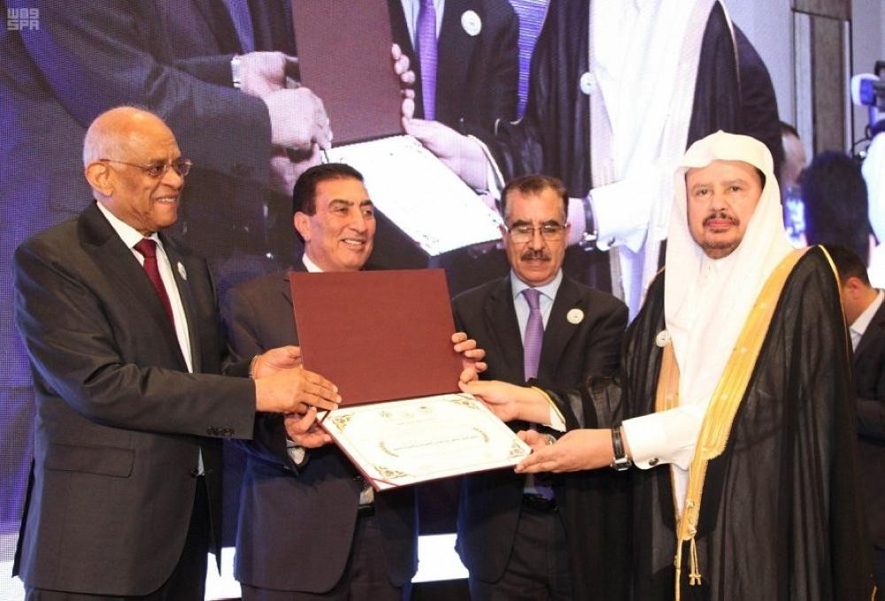 رئيس الشورى يتسلم جائزة التميز البرلماني