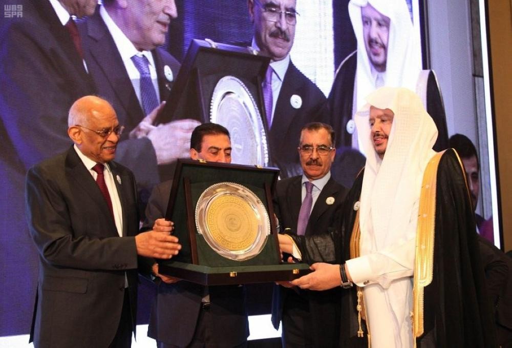 رئيس الشورى يتسلم جائزة التميز البرلماني