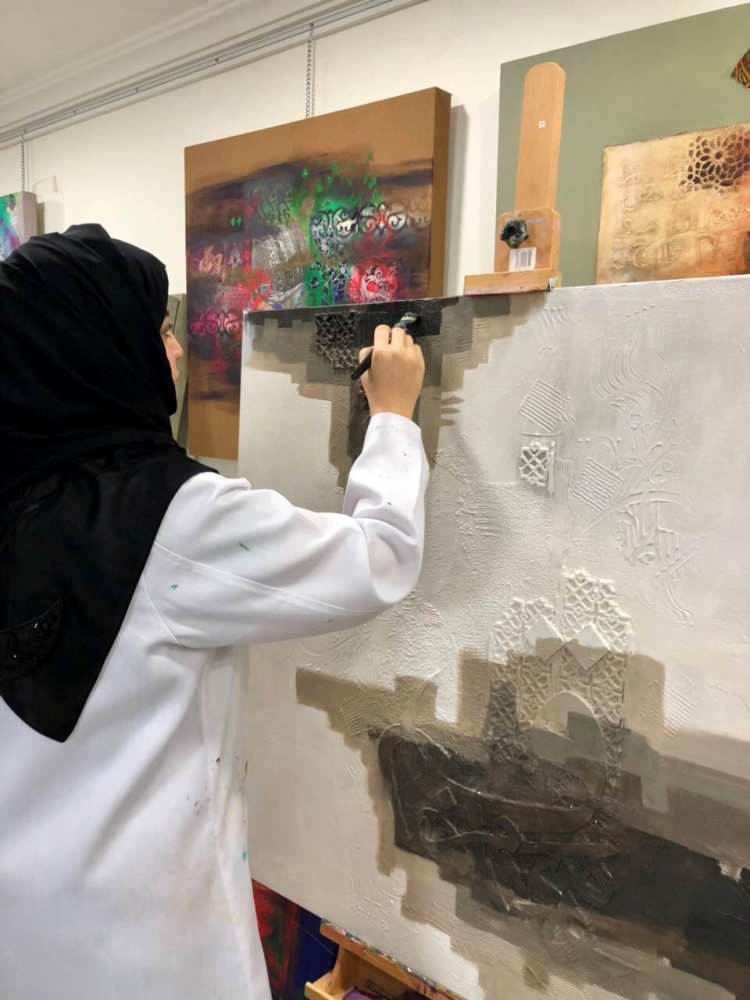 الجشي تشكيلية سعودية حاضرة في المحافل العالمية