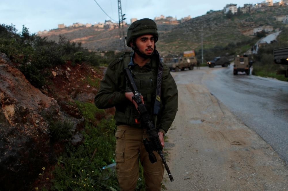 قوات الاحتلال تعتقل 4 فلسطينيين