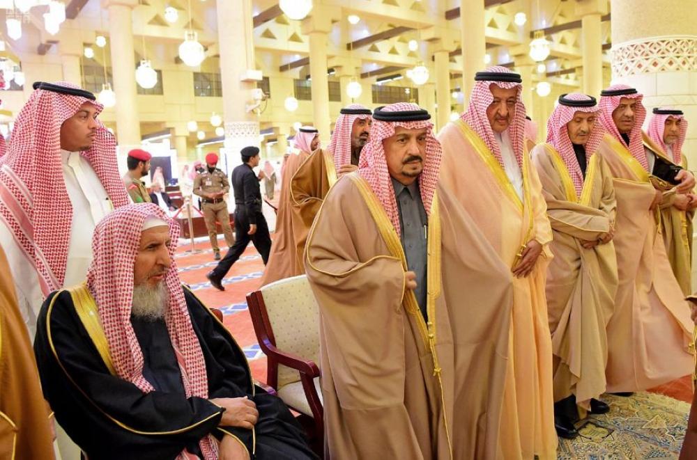 أمير الرياض يؤدي الصلاة على الأميرة جهير بنت سعود