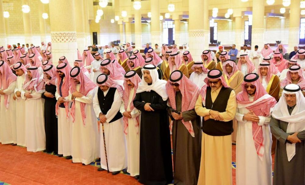 أمير الرياض يؤدي الصلاة على الأميرة جهير بنت سعود