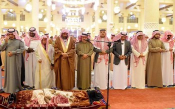 أمير الرياض يؤدي الصلاة على الأميرة جهير بنت سعود