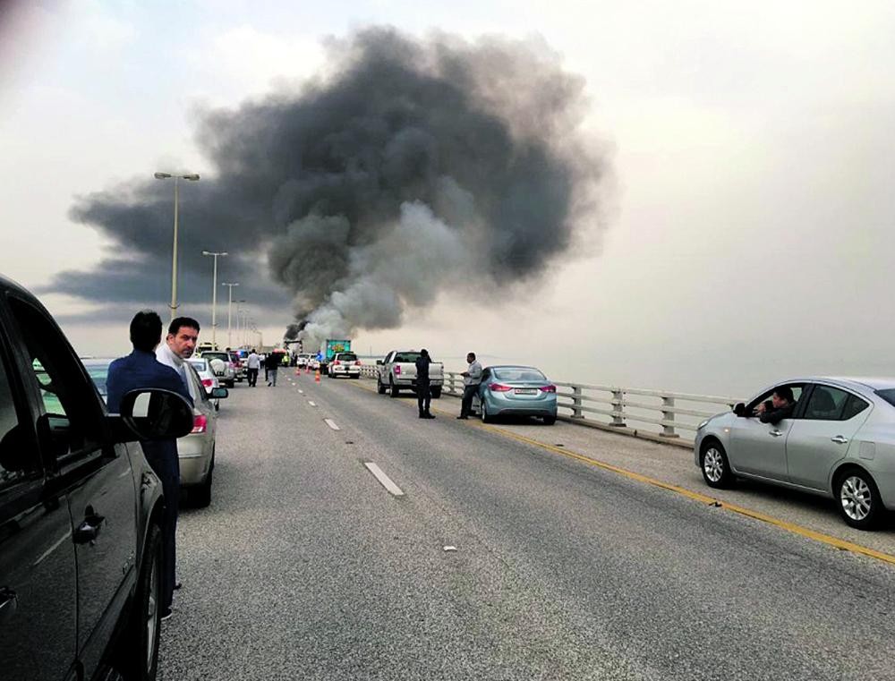 اصطدام مركبتين يغطي سماء «الجسر» بـ «سحابة سوداء»