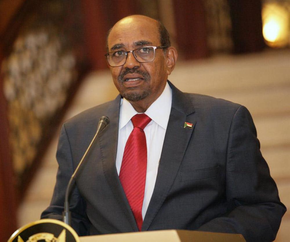 الرئيس السوداني يعزل محافظ البنك المركزي