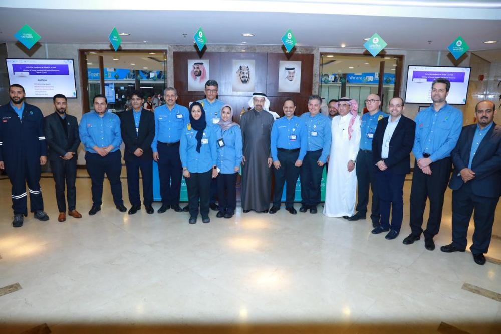 وزير الطاقة يطلع على منتجات الشركات الصناعية بالجبيل 