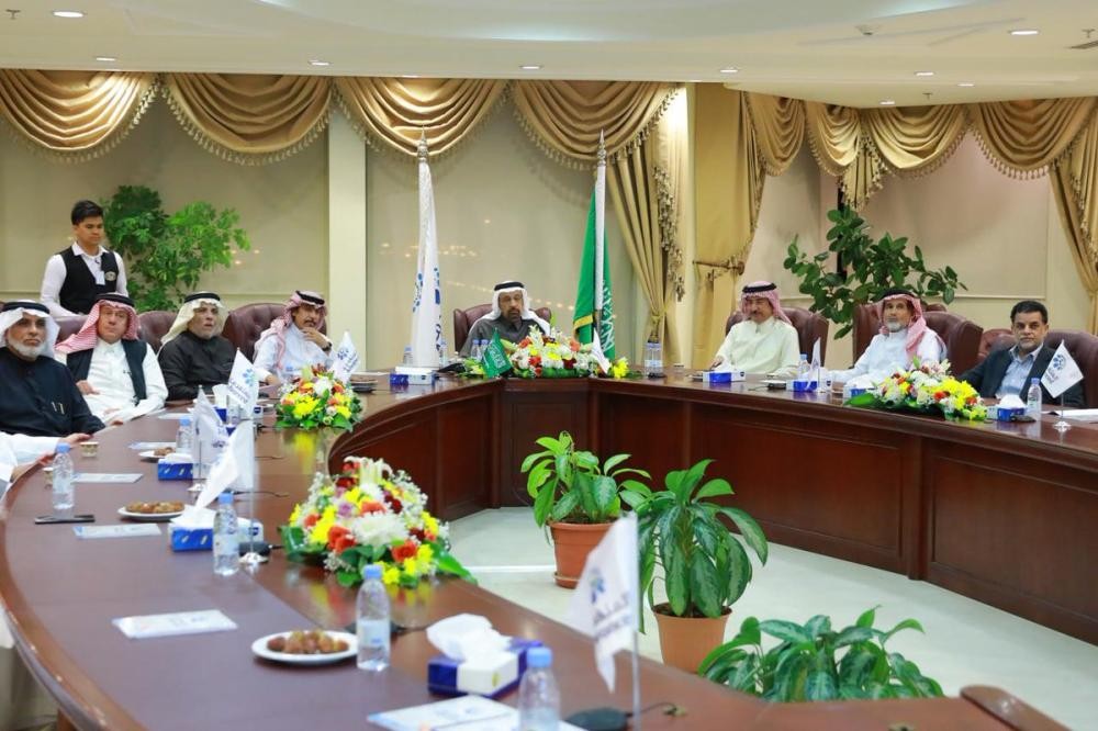 وزير الطاقة يطلع على منتجات الشركات الصناعية بالجبيل 