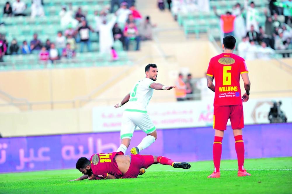 السومة يقود الأهلي لفوز قاتل أمام القادسية