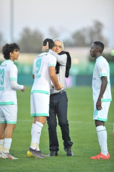السومة يقود الأهلي لفوز قاتل أمام القادسية