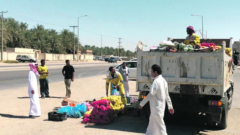 مصادرة 22 طن خضار ولحوم من الباعة الجائلين بالهفوف