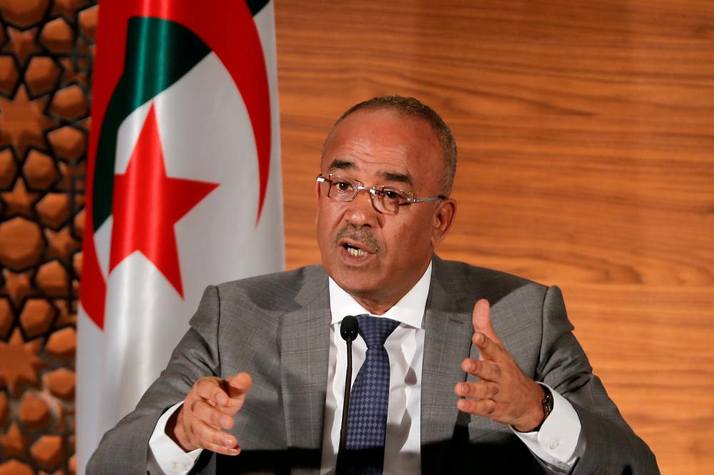 رئيس الوزراء الجزائري الجديد يوجه رسائل للشباب والمعارضة