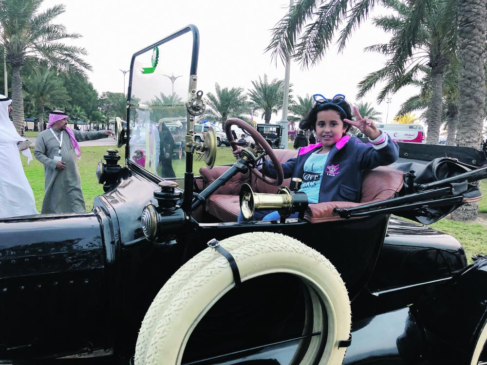 طفلة في سيارة صنعت قبل ميلادها بـ 100 عام