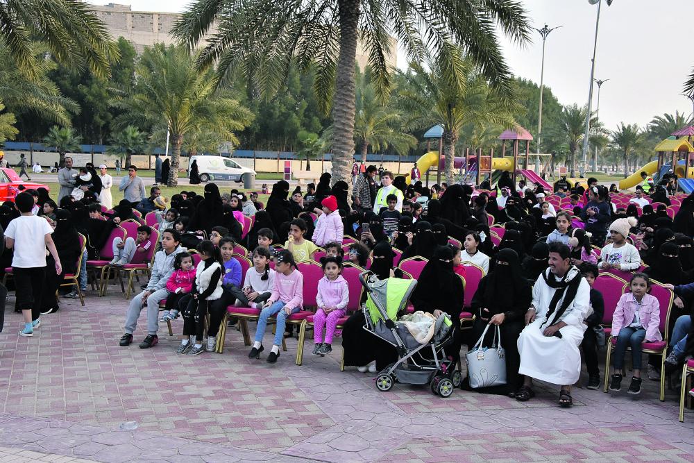 الخبر العائلات تتجول في جادة الترفيه و40 متطوعا يديرون المكان