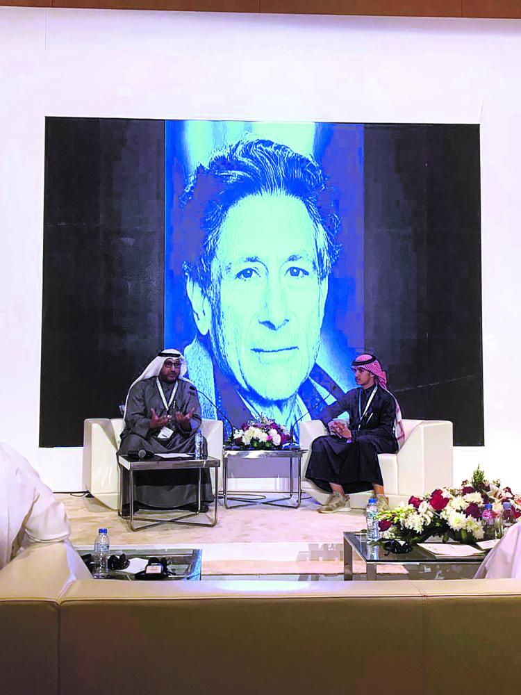 نادي القراءة يناقش كتاب «الاستشراق»