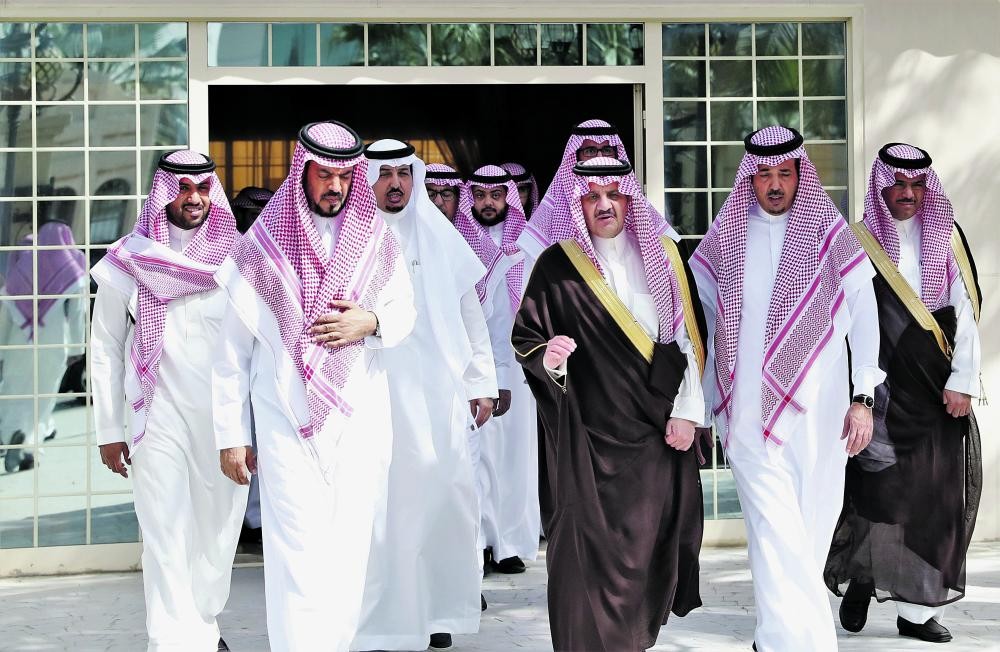 أمير الشرقية يقدم التعازي لأسرة الدوسري