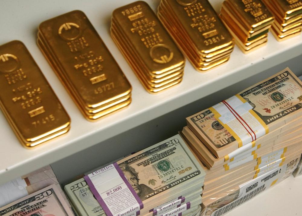 صعود الدولار يهبط بسعر الذهب