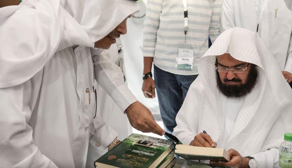 «السديس» يوقع كتابه في معرض الرياض للكتاب