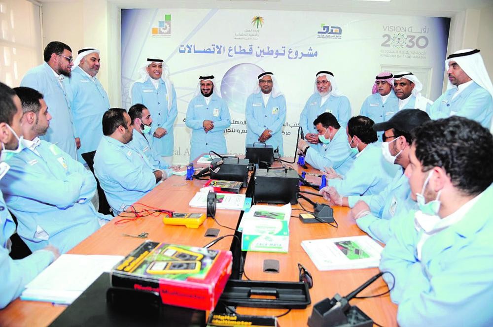 «العمل» تعد تشريعات لرفع توطين المحاسبين