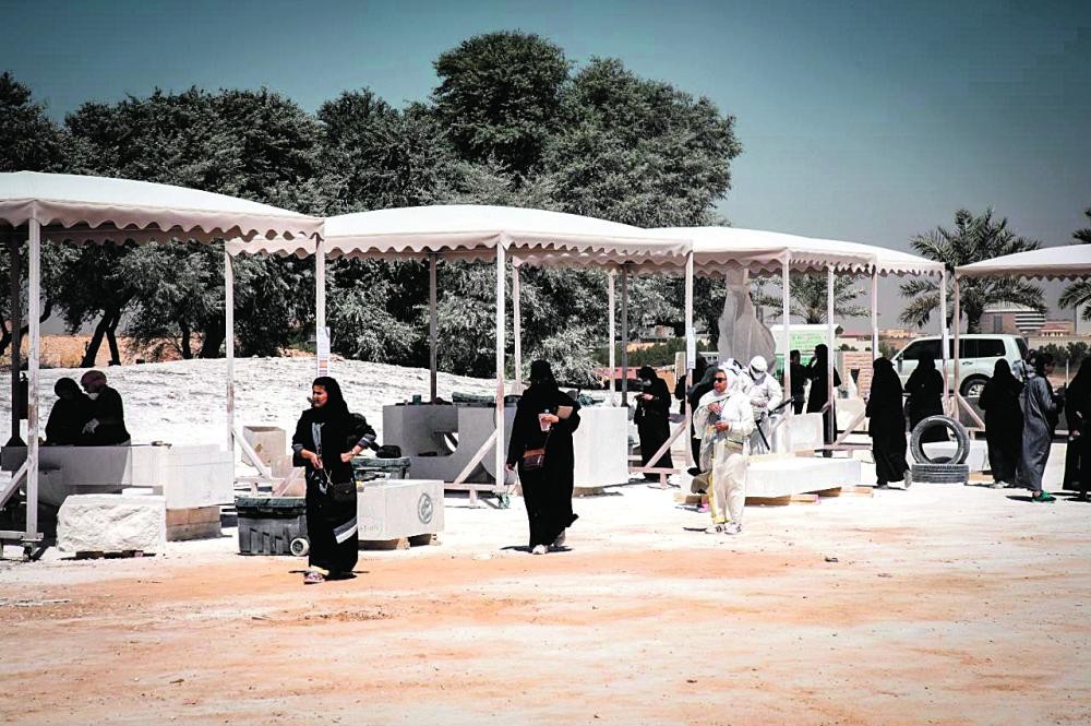 23 نحاتا يحولون الصخور لأعمال فنية بالرياض