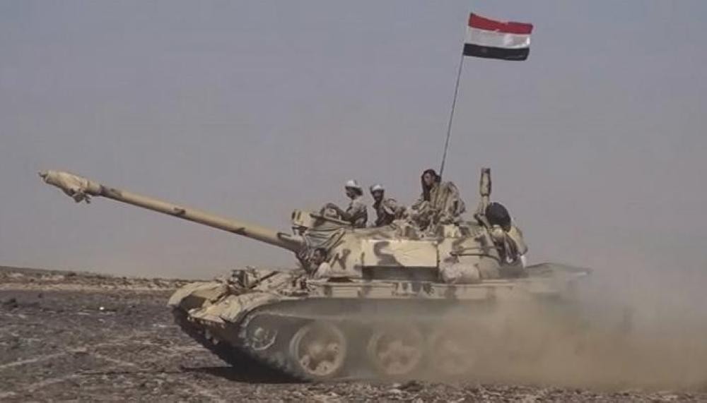 مدفعية الجيش تستهدف المليشيا في تعز