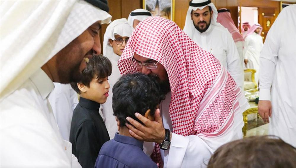 «السديس» لأبناء الشهداء: فخورون بما قدمه آباؤكم