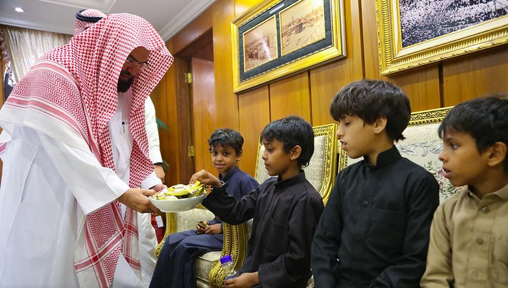«السديس» لأبناء الشهداء: فخورون بما قدمه آباؤكم