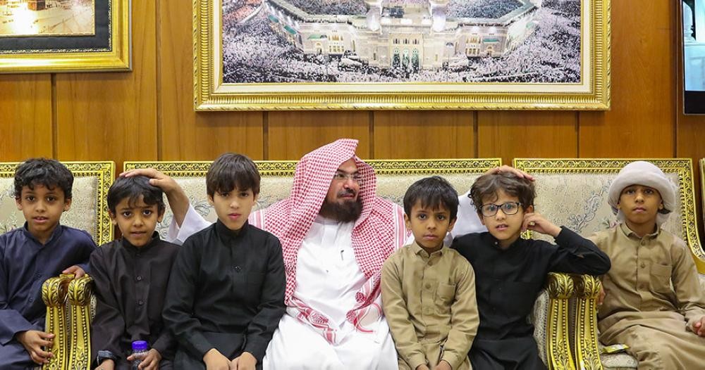 «السديس» لأبناء الشهداء: فخورون بما قدمه آباؤكم