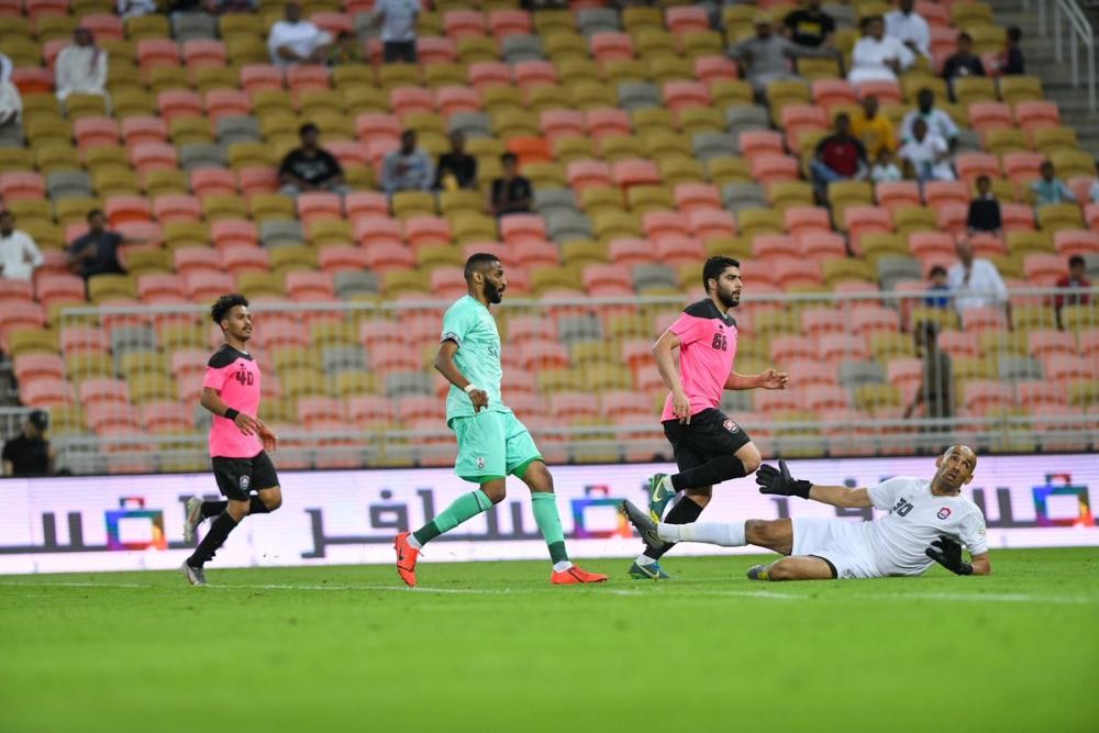 رباعية «الشهري» تقود الرائد لإسقاط الأهلي 