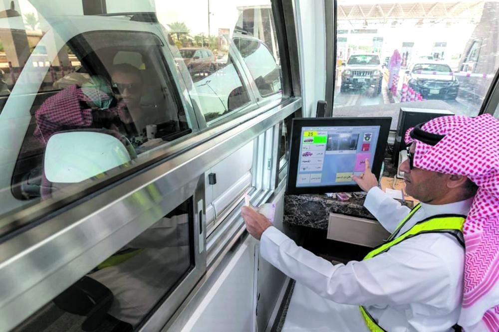 تدشين بوابات الرسوم الجديدة بجسر الملك فهد