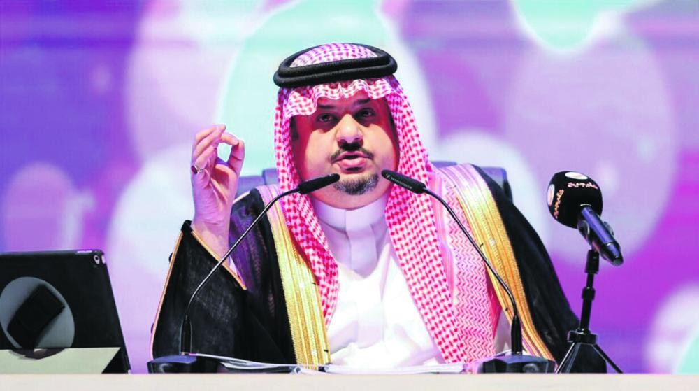 رئيس الهلال السابق يلطف أجواء «الديربي»