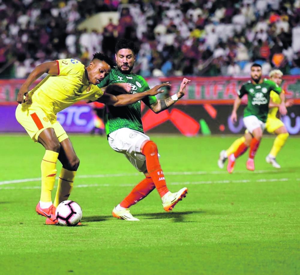 «آرياس».. المدافع النجم