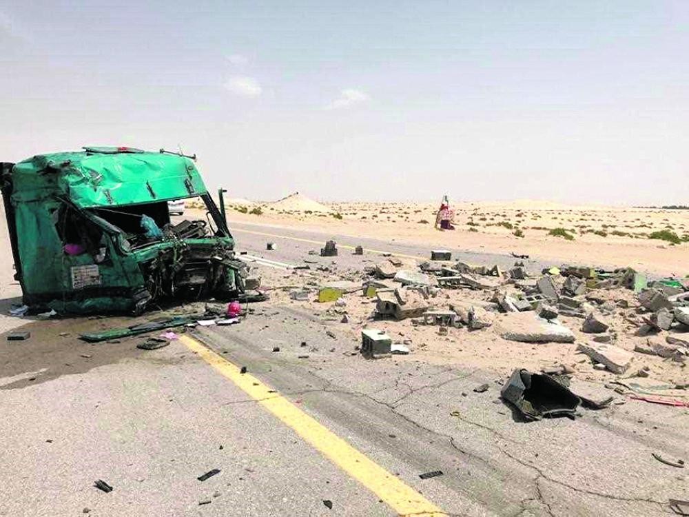 تحطم شاحنتين بالعقير ووفاة السائقين