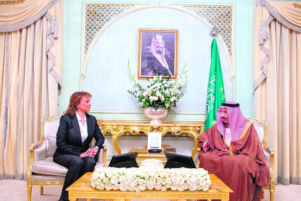 خادم الحرمين يتسلم المفتاح الذهبي لمدينة تونس