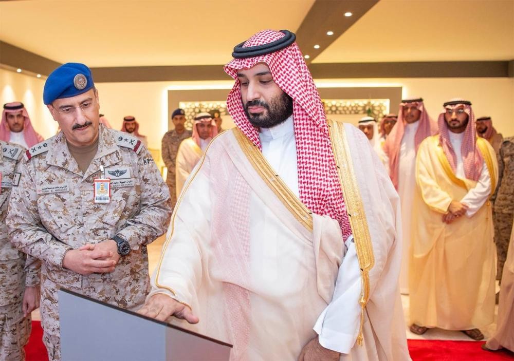 ولي العهد يضع حجر أساس مركز الحرب الجوي