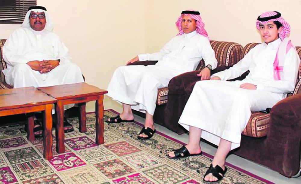 العتيبي يتكفل بجهاز فني ولاعبين محترفين