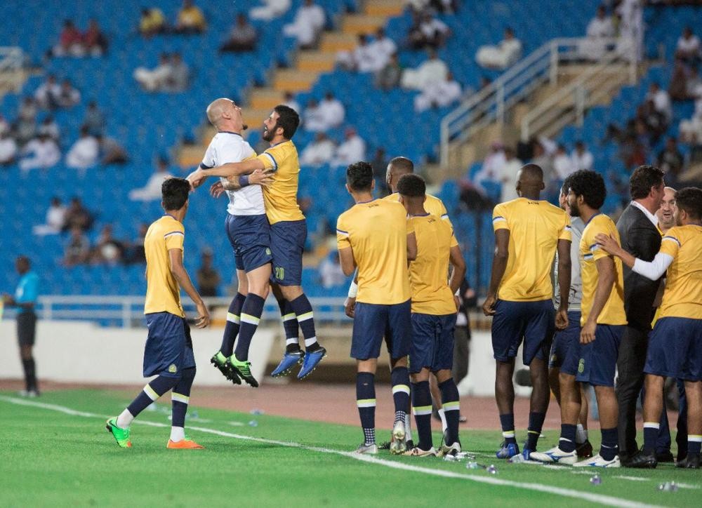 النصر يعزز صدارته بخماسية في الرائد
