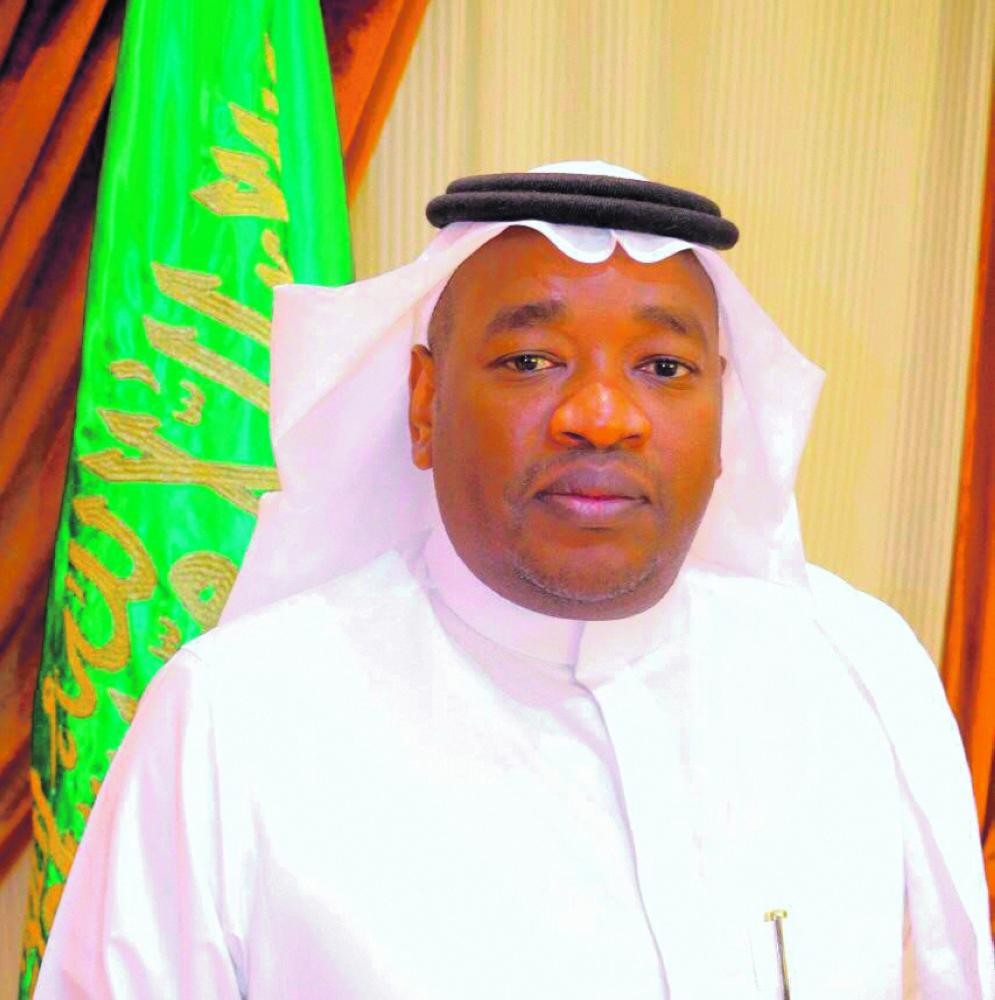 مواطن يعتدي على موظف بلدية بـ «فأس»