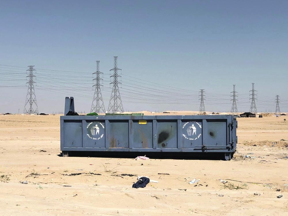المخلفات تشوه الصحراء.. ومطالبات بعقوبات رادعة