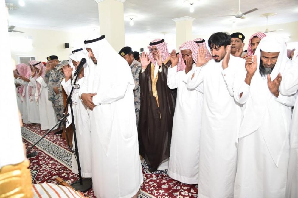 محافظ صبيا يؤدي صلاة الميت على الشهيد ' جعفري'