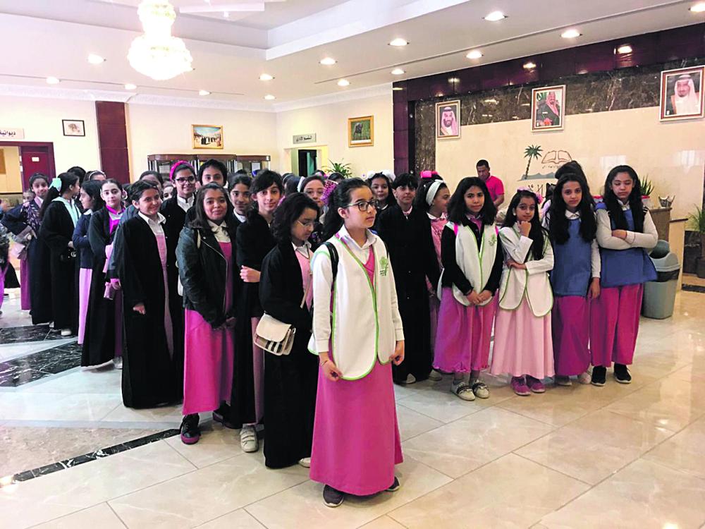 80 طالبة يزرن ركن «الأديب الصغير» بأدبي الأحساء