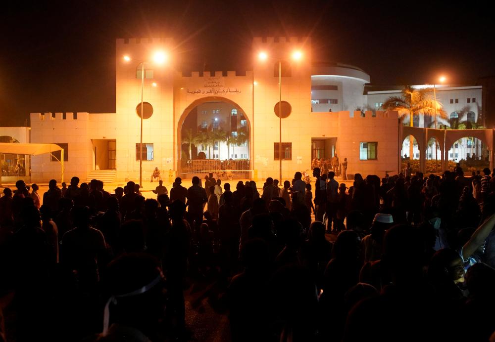 إغلاق مطار الخرطوم ترقبا لبيان الجيش