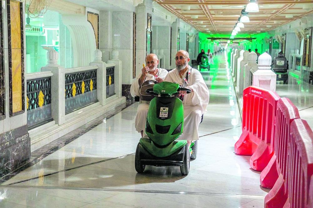 عربات كهربائية مزدوجة للمعتمرين العاجزين عن القيادة